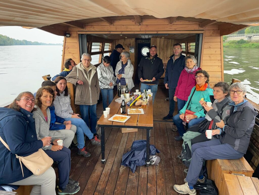 L'apéro de retrouvaille où on peut voir que la photo a été annoncé car tous le monde regarde l'objectif. Ils sont une quinzaine autour d'une table basse où l'apéro repose